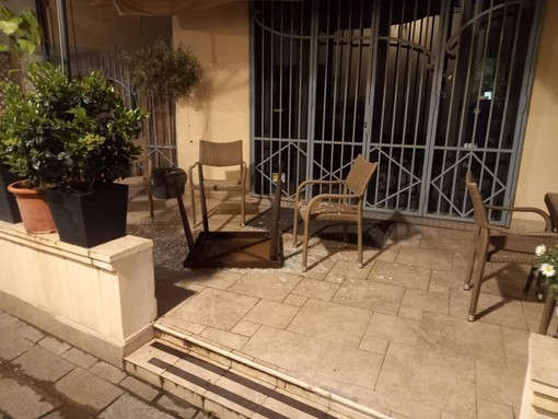 Varazze, atti vandalici nel dehor del ristorante Blackstone Cafè (FOTO)