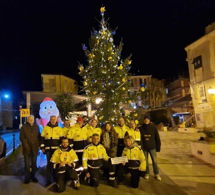 Il Natale della Protezione Civile di Finale si illumina con l'albero allestito dai volontari