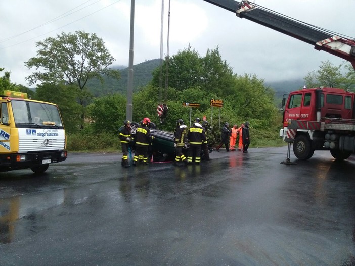 Villanova, alassino finisce con la macchina dentro un fiume: intervento dei vigili del fuoco