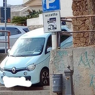 Loano, auto incastrata sulla scalinata nei pressi del cimitero (FOTO)