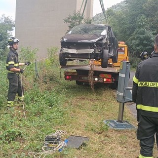 Tovo S. Giacomo, auto gettata nel torrente Bottassano rimossa dai Vigili del fuoco (FOTO)
