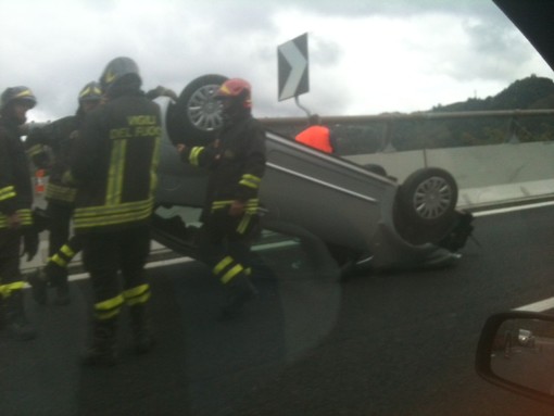 A6: si ribalta un auto tra Altare e Savona