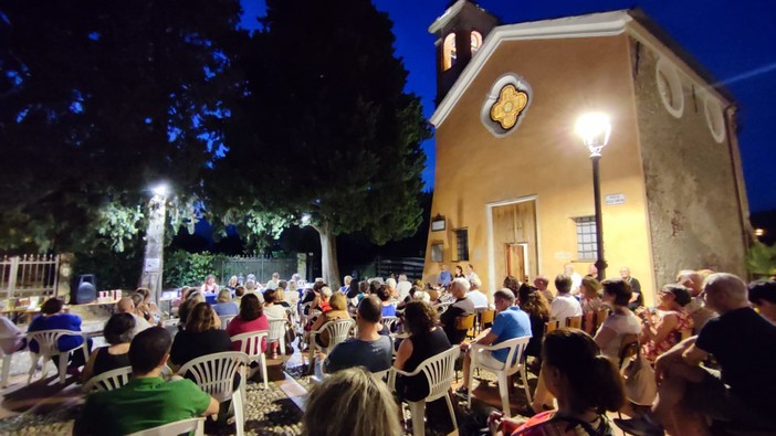 Piazza gremita per il libro di Carlo Schimmenti. Un successo la prima serata di &quot;Autori a Bussoleto&quot;