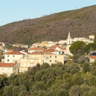 Nella foto il centro abitato di Arnasco