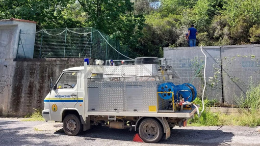 L'autobotte della Protezione Civile di Finale impegnata nei rifornimenti a Giustenice