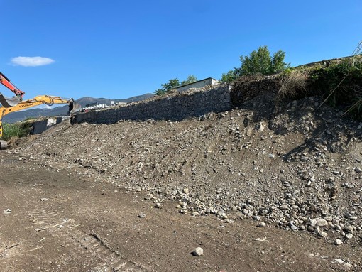 Albenga: gabbioni di protezione e messa in sicurezza del Centa, proseguono i lavori per la nuova pista ciclabile