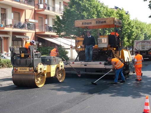 Albenga: Viale Pontelungo, terminata l'asfaltatura