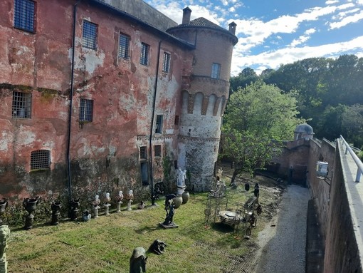 Saluzzo, parziale veduta in anteprima dell'Antiquariato da giardino, in allestimento negli spazi esterni della Castiglia, dove il 10 maggio si apre la 47 Mostra nazionale dell'Antiquariato