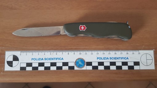 Savona, ruba in un supermercato e minaccia l’addetto con un coltello: arrestato dalla Polizia