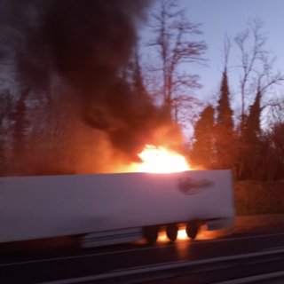 A6, autoarticolato in fiamme tra Niella Tanaro e Mondovì