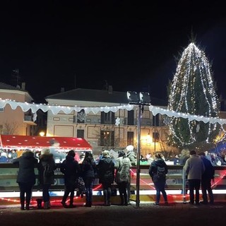 Cairo Montenotte, l'albero di Natale illumina piazza della Vittoria (FOTO)