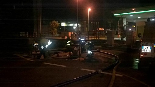 Albenga: garage e parcheggi allagati, terminate questa notte le ultime operazioni per liberare garage allagati