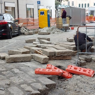 Savona, arrivati i basoli mancanti in via Astengo. Assessore Parodi: &quot;A breve la riapertura del tratto&quot;