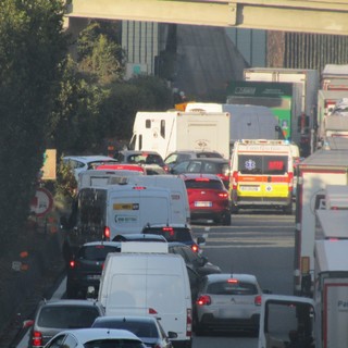 Traffico in tilt sulla A10: ambulanza bloccata all'altezza di Celle Ligure (FOTO e VIDEO)