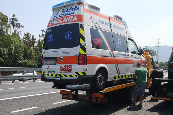 Tamponano l'ambulanza in autostrada e si danno alla fuga: vittima un mezzo della Croce Bianca di Albenga