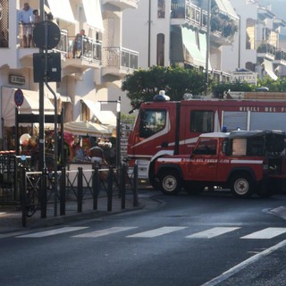 Pietra, auto si capotta su un fianco: intervento dei vigili del fuoco