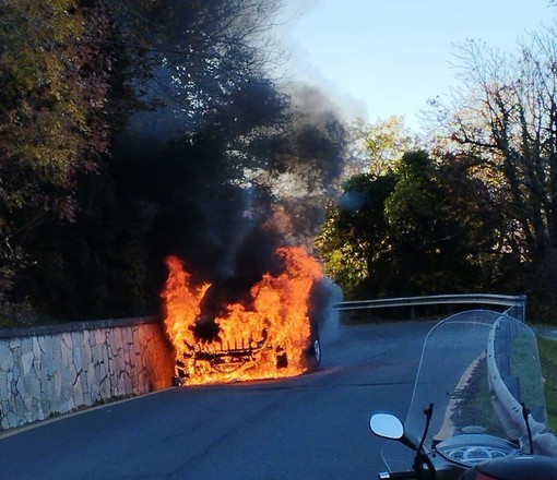 Auto prende fuoco a Stella: vigili del fuoco mobilitati