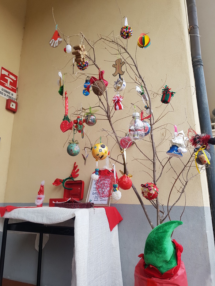 Albenga, un albero di Natale green per il nido d'infanzia &quot;Girotondo&quot; e la ludoteca inglese &quot;Joyland&quot;