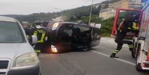 Spotorno, auto cappottata sul rettilineo del Merello: intervento dei vigili del fuoco (VIDEO)