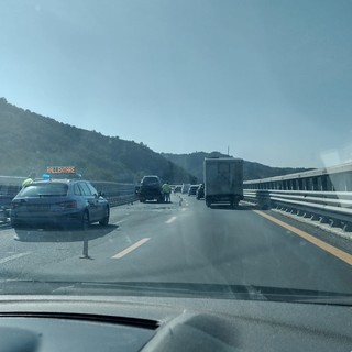 Fiamme dal cofano, paura per un'automobile lungo la A6 tra Savona e Altare