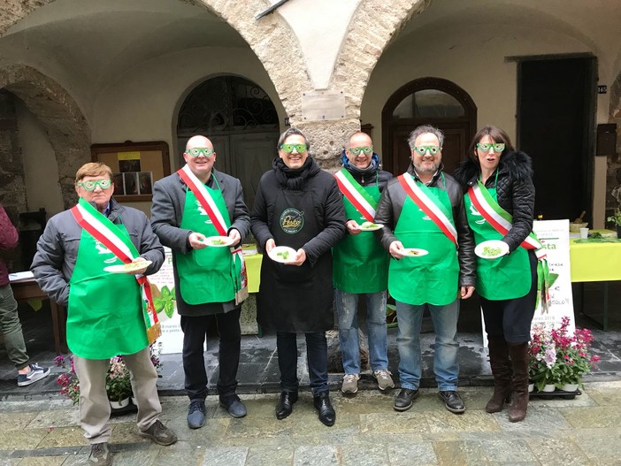 L'assessore regionale all'agricoltura Mai a Zuccarello per la pestata collettiva di #orgogliopesto (FOTO)