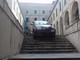 Savona, automobilista sbaglia strada e si ferma sulle scale di palazzo Santa Chiara