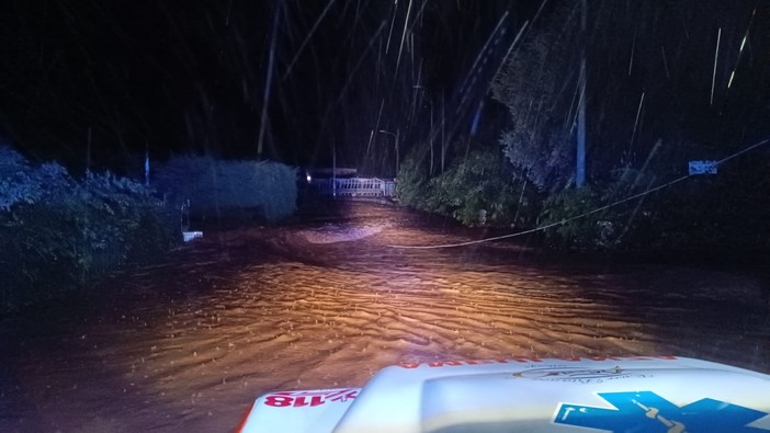 Maltempo, frane e allagamenti nell'albenganese, numerose persone evacuate. Treni in tilt (FOTO e VIDEO)