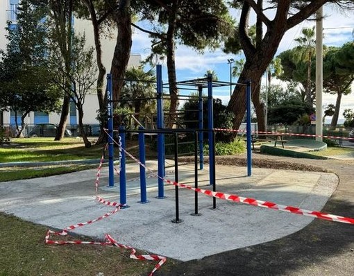 Celle, i giardini dei Piani separati per fasce d'età: nell'ex minigolf un nuovo attrezzo calistenico