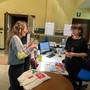 L'assessore Alexandra Allegri e la bibliotecaria Patrizia Gallo