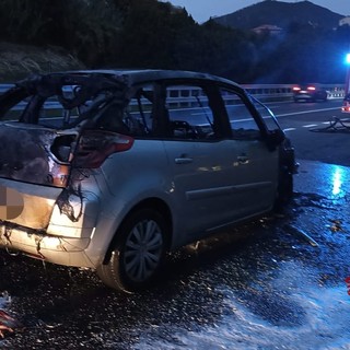 Auto in fiamme sulla A10 tra Borghetto e Pietra: intervento dei vigili del fuoco