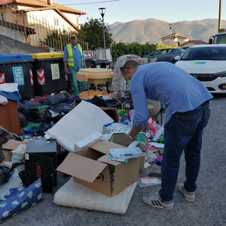 Albenga, abbandona rifiuti per strada: individuato il responsabile (FOTO)