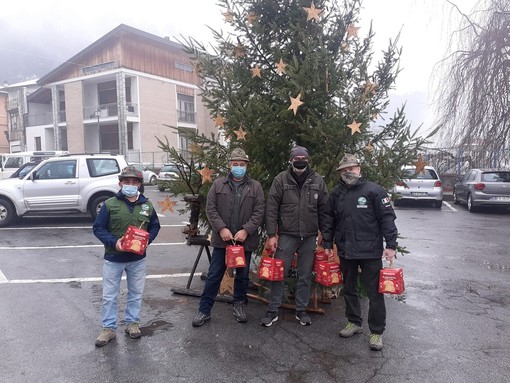 Un panettone agli ultranovantenni del paese: la tradizionale iniziativa del gruppo Alpini di Calizzano