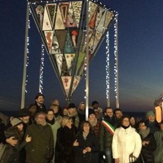 Albisola Superiore: inaugurato Elatan, l’albero di Natale capovolto (FOTO e VIDEO)