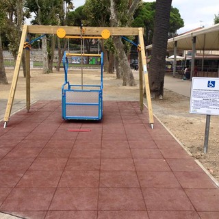 Andora, installata l'altalena per bimbi disabili acquistata con una raccolta fondi dei cittadini