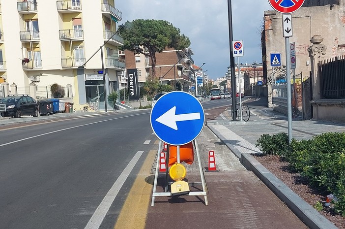 Savona, si sgrana l'asfalto della ciclabile in via Nizza: via al rifacimento