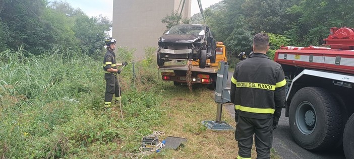 Tovo S. Giacomo, auto gettata nel torrente Bottassano rimossa dai Vigili del fuoco (FOTO)