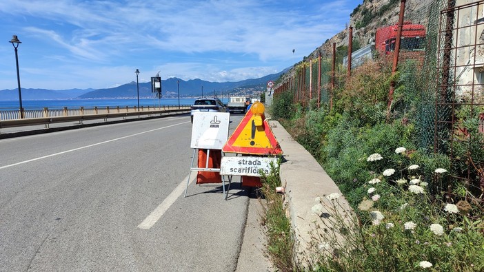 Asfaltature sull'Aurelia tra Finale e Borgio, riecco le code sotto al sole. Automobilisti, e non solo, imbufaliti