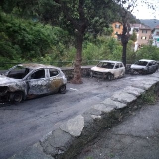 Albisola, incendio danneggia otto autovetture e una moto ad Ellera: vigili del fuoco mobilitati (FOTO e VIDEO)