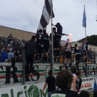 L'Albenga Calcio torna in Promozione e la gioia dei tifosi ferma la città delle Torri