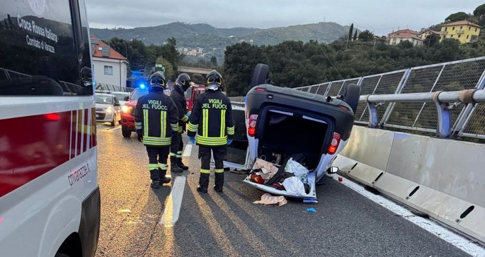 Auto si cappotta sulla A10 tra Celle e Varazze: tre feriti, code in direzione Genova