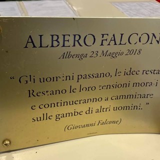 Atto vandalico nelle scuole di via degli Orti ad Albenga: danneggiata la targa in memoria di Giovanni Falcone