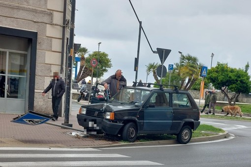 Con l'auto abbatte un cartello stradale: incidente a Savona (FOTO)