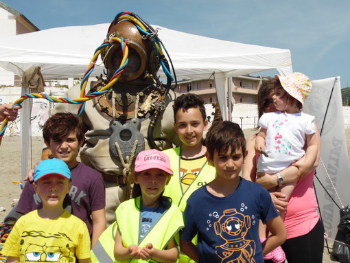 Savona, pulizia spiaggia della Crocetta: ATA coinvolge i bambini nell’iniziativa “Clean Up Europe”, straordinario intervento di un palombaro