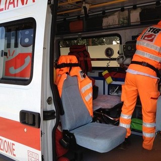 Auto perde il controllo e si schianta in via Genova a Varazze: intervento dei sanitari e dei vigili del fuoco