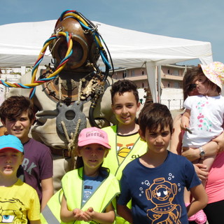 Savona, pulizia spiaggia della Crocetta: ATA coinvolge i bambini nell’iniziativa “Clean Up Europe”, straordinario intervento di un palombaro