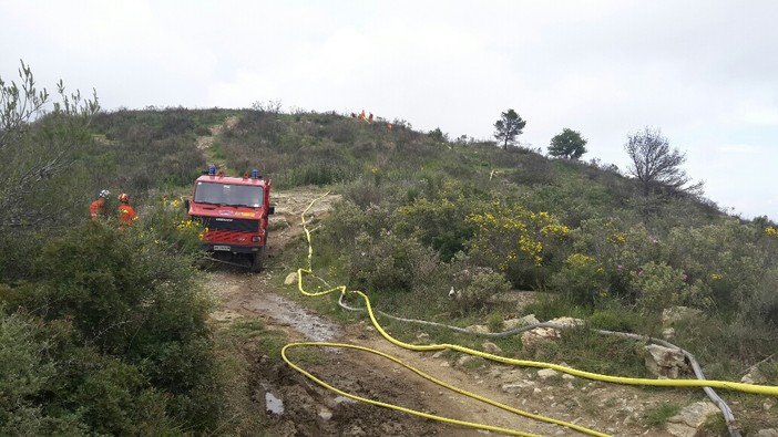 Savona: incendio boschivo in zona santuario, potrebbe essere ripartito l'incendio di lunedì scorso