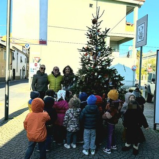 Leca, l'albero di Natale addobbato dai bambini del nido e della scuola d’infanzia