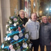 Si accende l'albero di Natale contro il rigassificatore: tra le palline di protesta e la &quot;bomba&quot; (FOTO)