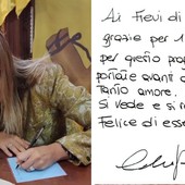 Albenga, Alice De André firma la piastrella sul muretto dei Fieui