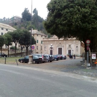 Parcheggi abusivi in piazza del Santuario